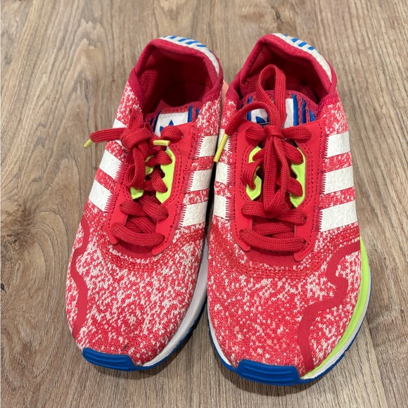 Adidas Red and White Running Shoes with Blue Accents - Picture 2 of 4